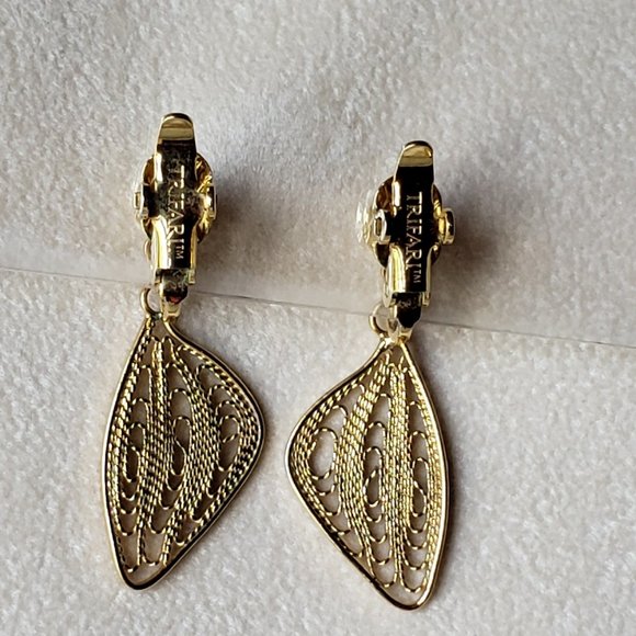 TRIFARI Gold Tone Filigree Leaf Clip On Earrings - Picture 5 of 8